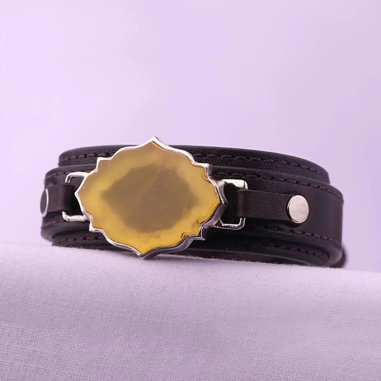 دستبند چرم مردانه عقیق زرد طرح شمسه