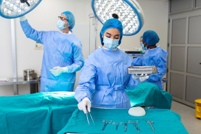استفاده از گان جراحی در اتاق عمل